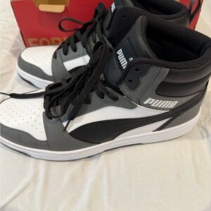 Puma Rebound V6 Sneakers